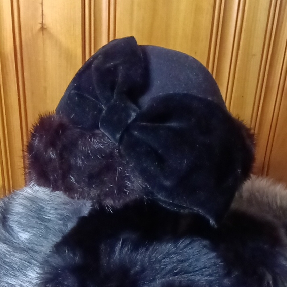 Luxurious Black Velvet Winter Hat with Plush Fur Trim